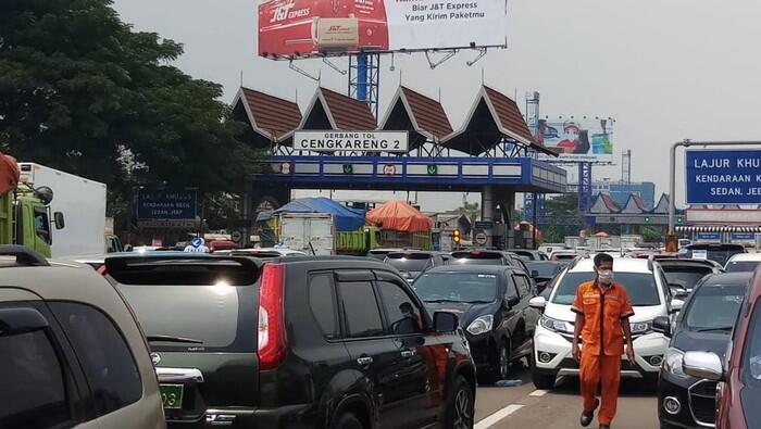 Imbas Penjemputan Habib Rizieq, Tol Bandara Soetta Macet di Dua Arah