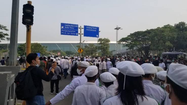 Habib Rizieq Disambut Ribuan Umat, Apakah Pemerintah Akan Merangkul Atau Memukul? 