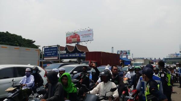 Pulang Jemput Habib Rizieq, Massa Naik Motor Masuk Tol Bandara