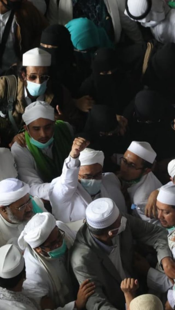 Disambut Takbir, Habib Rizieq Tiba di Indonesia