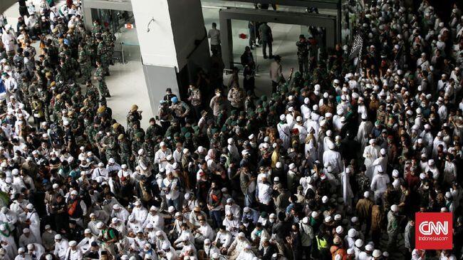 Ricuh di Bandara Soetta, Massa Berebut Cium Tangan Rizieq