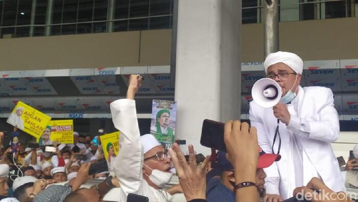 Habib Rizieq Muncul di Hadapan Massa: Allahu Akbar!