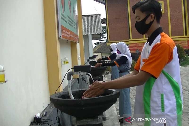 Kreatifnya Warga +62 Bikin Alat Cuci Tangan, Nomor 3 Ajib Nih Bikinan Anak SMK!