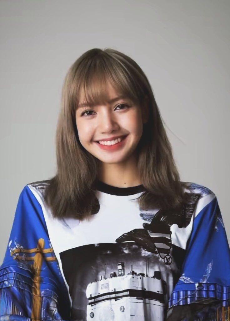 Selalu Berponi Stylist Ini Ungkap Alasan Dibalik Gaya Rambut Lisa Blackpink Kekoreaan