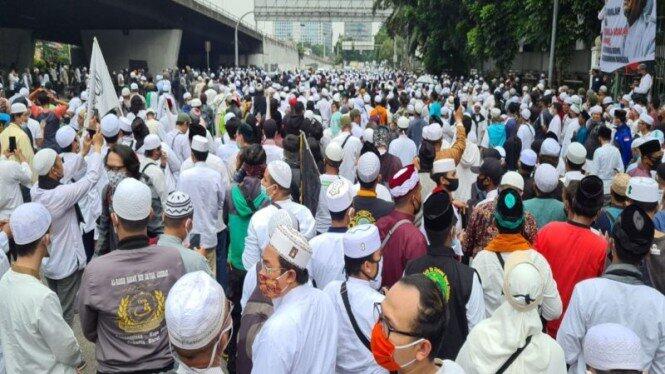Kisah Pilu Pasien Cuci Darah Jalan Kaki Menembus Ribuan Simpatisan HRS