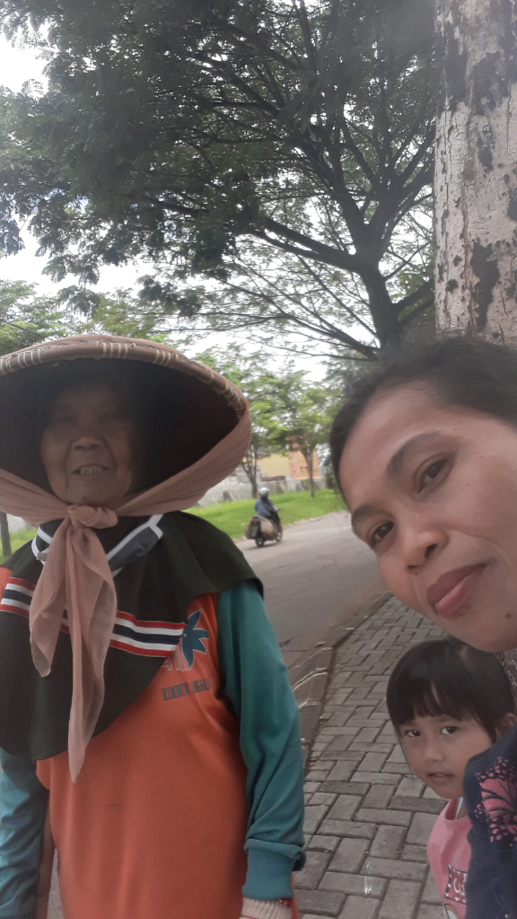 Ma Iti, PTJ Lansia Penuh Semangat Demi Bersih Dan Indahnya Jalan Perumahan