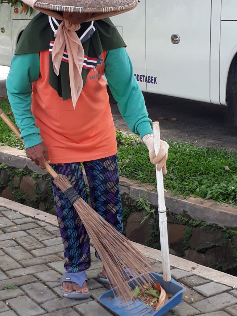 Ma Iti, PTJ Lansia Penuh Semangat Demi Bersih Dan Indahnya Jalan Perumahan