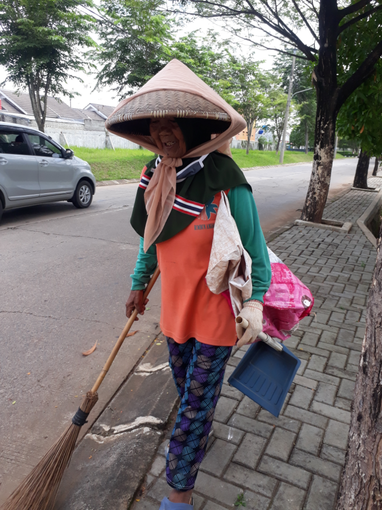 Ma Iti, PTJ Lansia Penuh Semangat Demi Bersih Dan Indahnya Jalan Perumahan