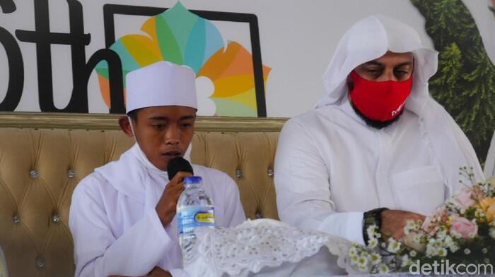 Akbar Pemulung yang Viral Ngaji di Trotoar Akan Dibawa ke Pesantren Syekh Ali Jaber.