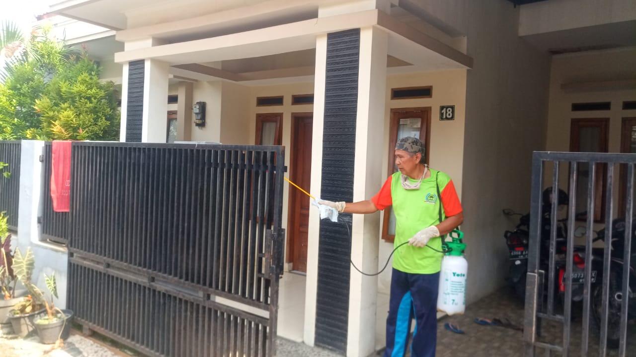 Sosok Inspiratif Yang Selalu Menjaga Lingkungan Rumah Dan Memberi Rasa Aman