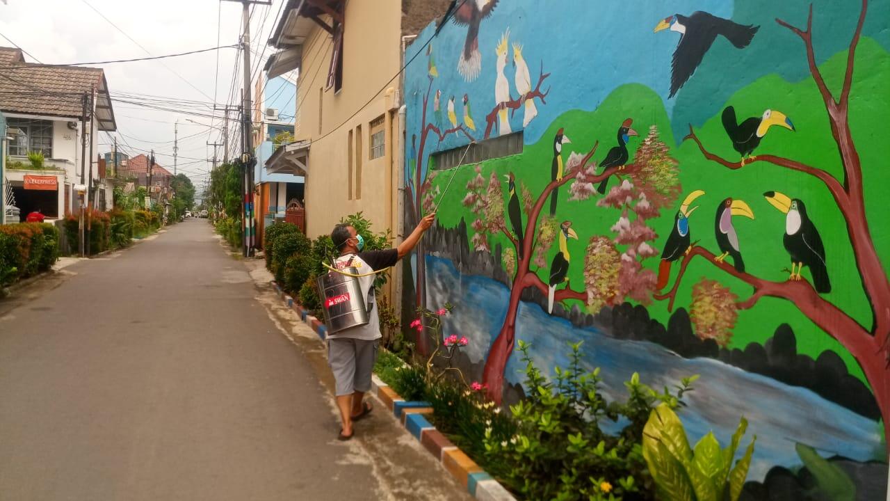 Sosok Inspiratif Yang Selalu Menjaga Lingkungan Rumah Dan Memberi Rasa Aman