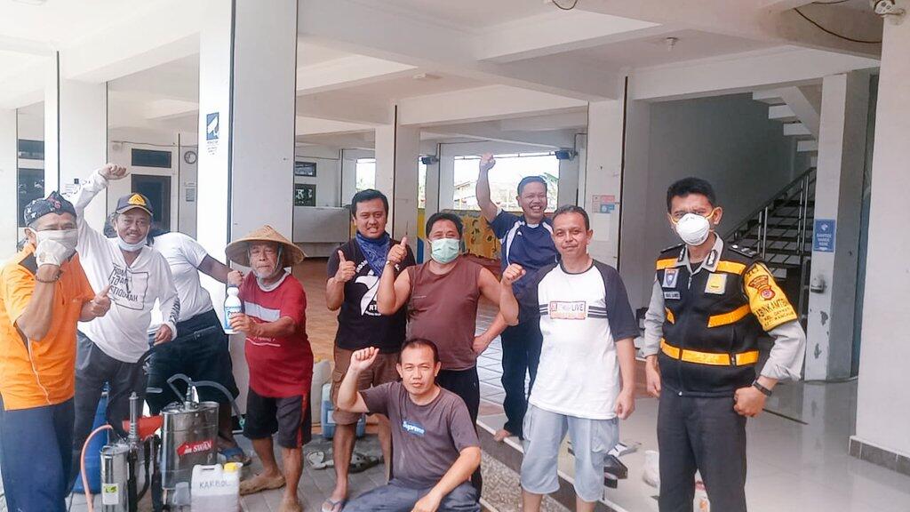 Sosok Inspiratif Yang Selalu Menjaga Lingkungan Rumah Dan Memberi Rasa Aman