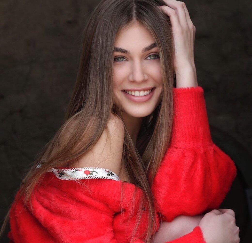 Kenalan Yuk Dengan Model Asal Albania! Cantik, Seksi Nan Menggoda