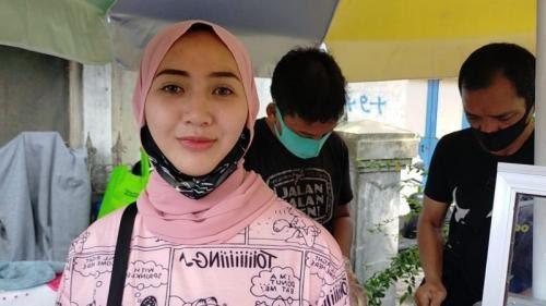 Viral Wanita Cantik Penjual Rujak, Pria Beli 3 Kali dalam Sehari