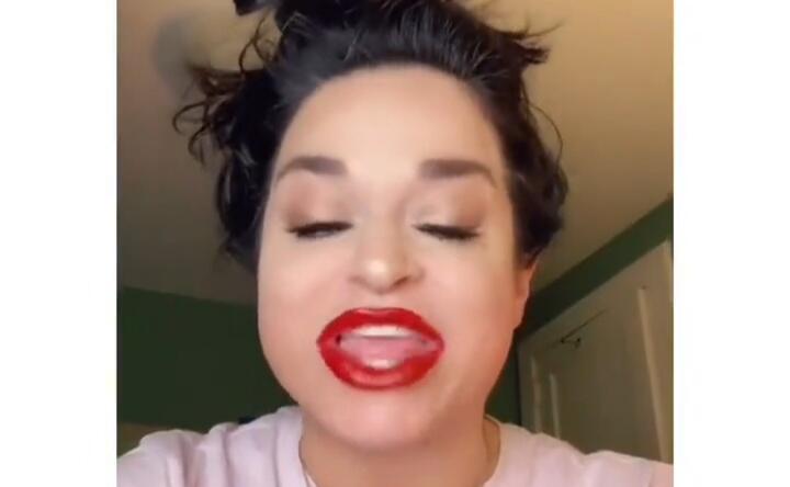 Berkat Mulut Lebarnya, Wanita Ini Viral di Tik Tok dan Raup Untung 210 Juta Pervideo!