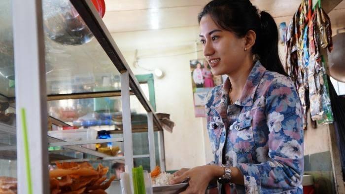 Bule, Ibu Pemilik Warung Makan Yang Sangat Ramah Dan Baik Dikala Ane Kuliah