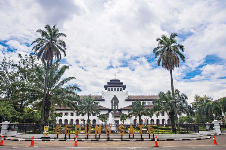 20 JULUKAN UNIK KOTA-KOTA DI INDONESIA, SARAT MAKNA & SEJARAH