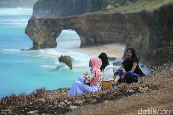 Potret Batu Cincin Pantai Mbawana Sebelum dan Sesudah Runtuh