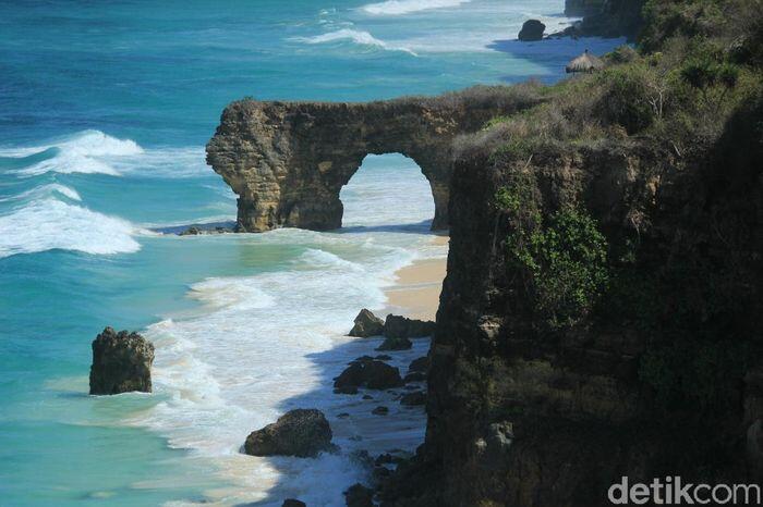 Potret Batu Cincin Pantai Mbawana Sebelum dan Sesudah Runtuh