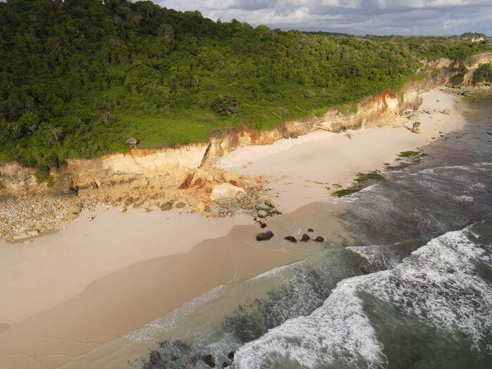 Potret Batu Cincin Pantai Mbawana Sebelum dan Sesudah Runtuh