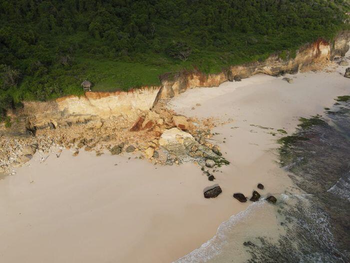 Potret Batu Cincin Pantai Mbawana Sebelum dan Sesudah Runtuh