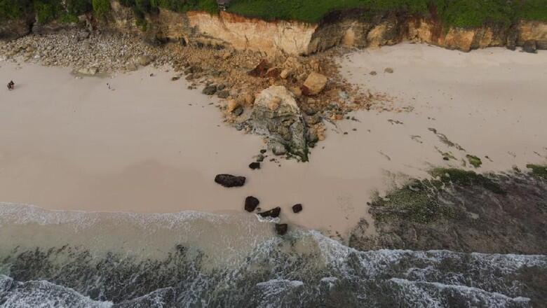 Potret Batu Cincin Pantai Mbawana Sebelum dan Sesudah Runtuh