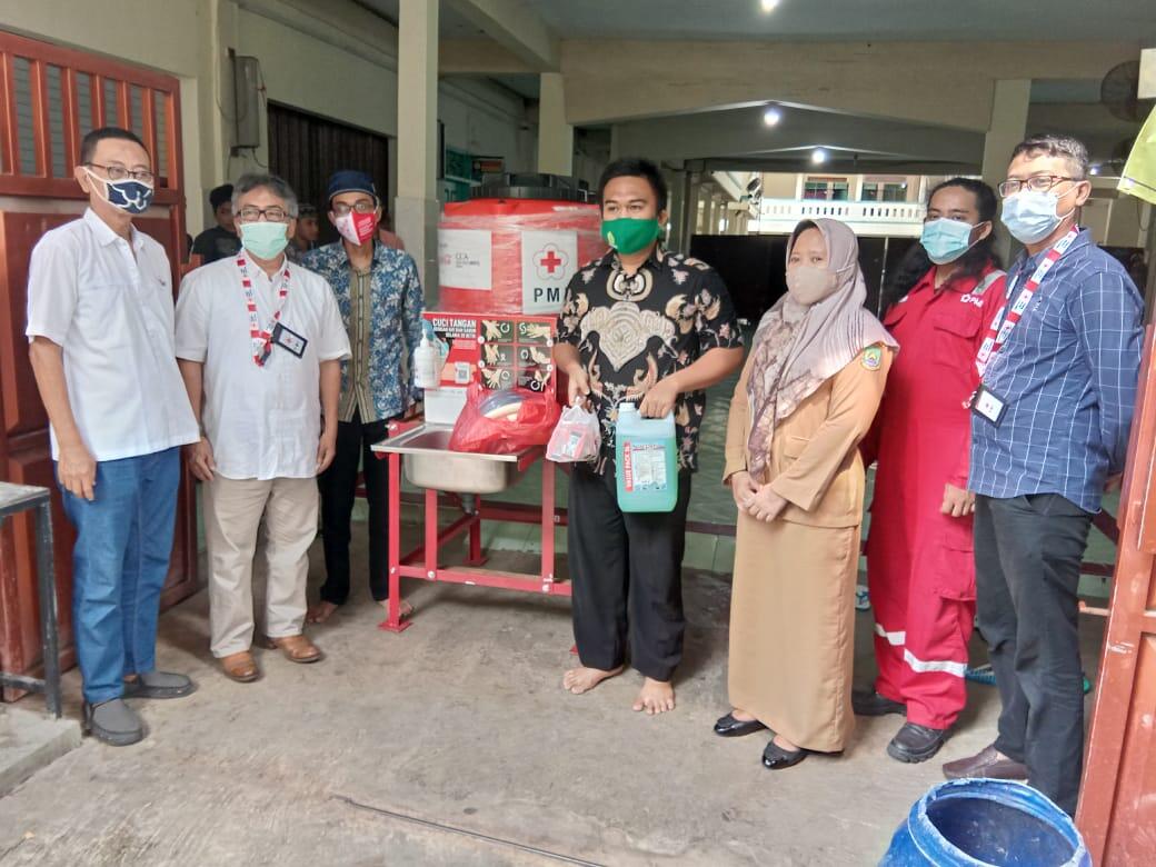 PMI Kota Tangerang Salurkan Bantuan Wastafel ke Pesantren Babus Salam