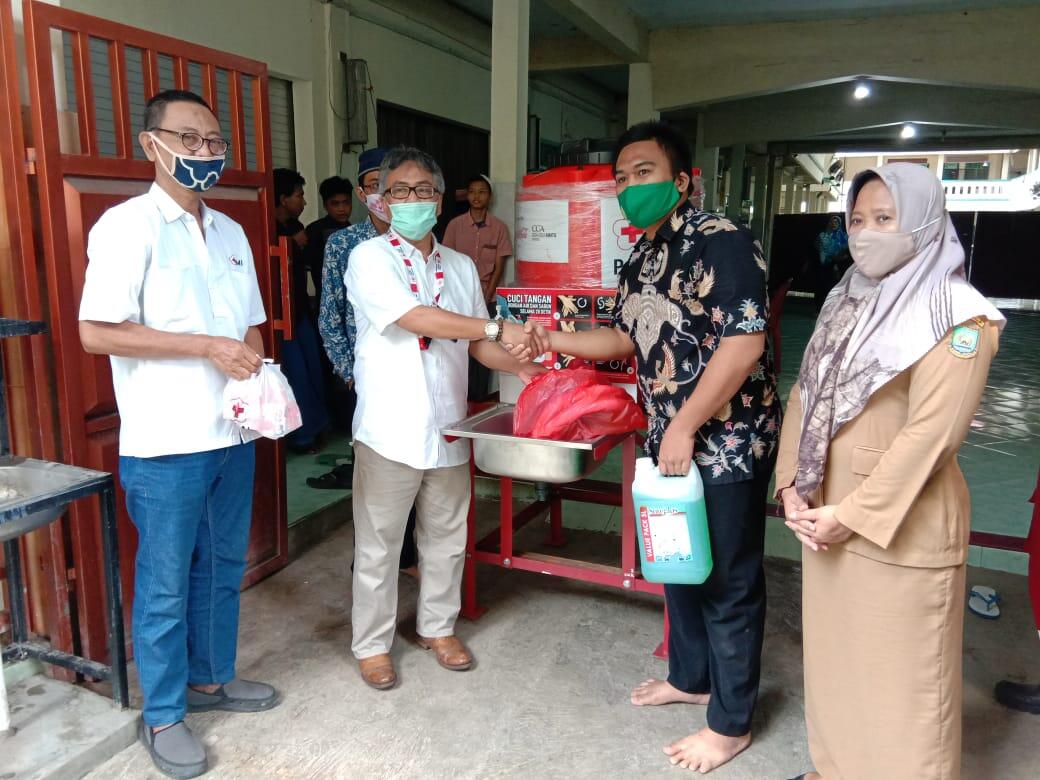 PMI Kota Tangerang Salurkan Bantuan Wastafel ke Pesantren Babus Salam