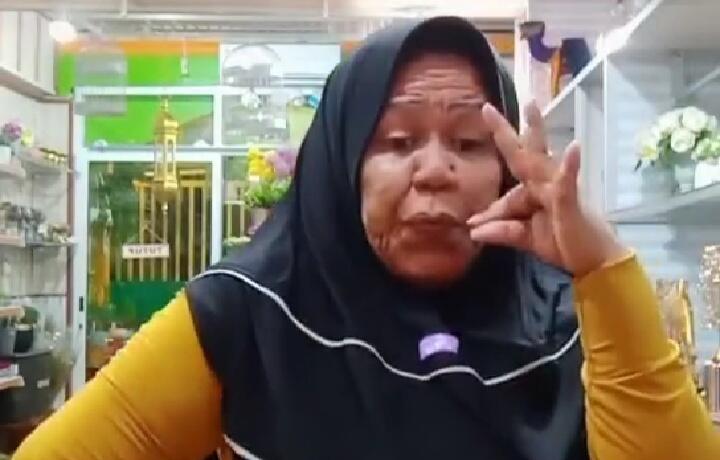 Heboh Menghibur di Tik Tok, Emak Ini Patut Didapuk Jadi Duta Kebahagiaan! Setuju?