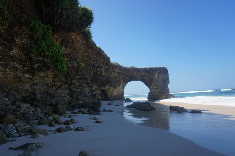 Potret Batu Cincin Pantai Mbawana Sebelum dan Sesudah Runtuh