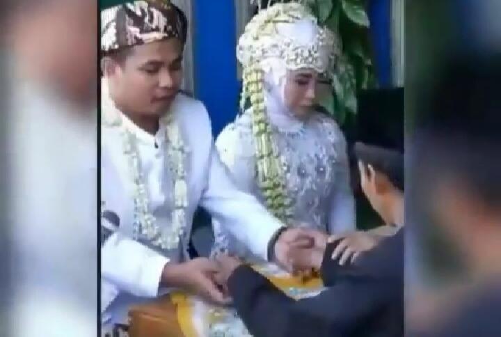 Gugup, Pengantin Pria Ini Diminta Jabat Tangan Ijab Kobul Malah Lakukan Gambreng!