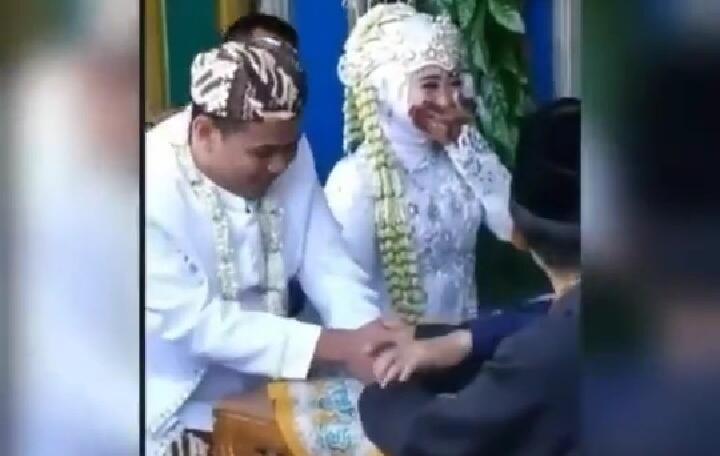 Gugup, Pengantin Pria Ini Diminta Jabat Tangan Ijab Kobul Malah Lakukan Gambreng!