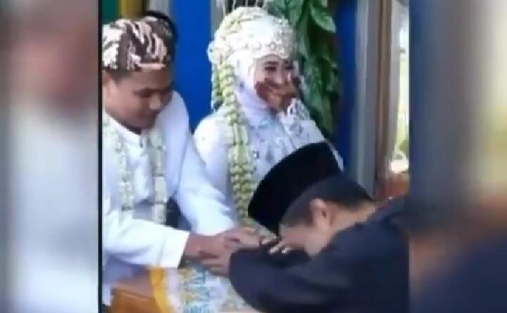 Gugup, Pengantin Pria Ini Diminta Jabat Tangan Ijab Kobul Malah Lakukan Gambreng!