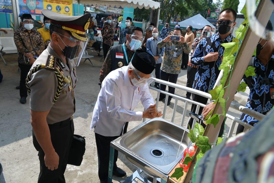 Akhirnya Sibuk, Pak Wapres Lagi Tinjau Simulasi Vaksinisasi Covid-19 di Puskesmas Nih