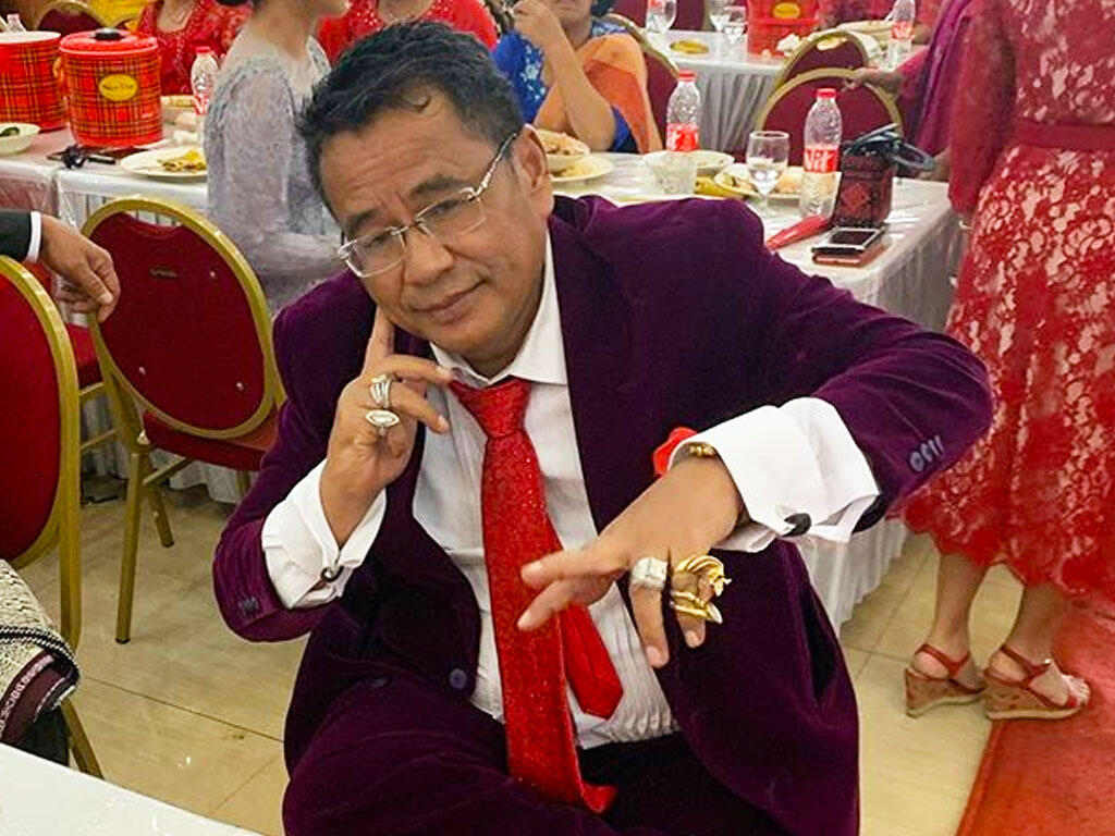 Gokils, Hotman Paris Menangkan Lelang Popcorn KPOP Emas Karya Chef Arnold Harga 50Jt!