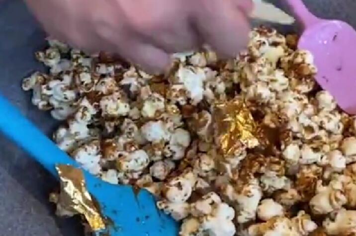 Gokils, Hotman Paris Menangkan Lelang Popcorn KPOP Emas Karya Chef Arnold Harga 50Jt!
