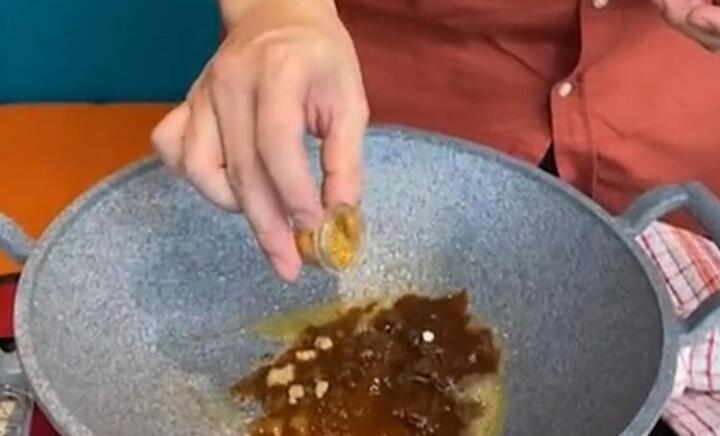 Gokils, Hotman Paris Menangkan Lelang Popcorn KPOP Emas Karya Chef Arnold Harga 50Jt!
