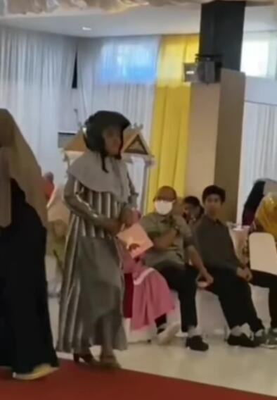 Viral! Emak-emak ke Kondangan Pernikahan Pakai Helm, Safety Banget Mak!?