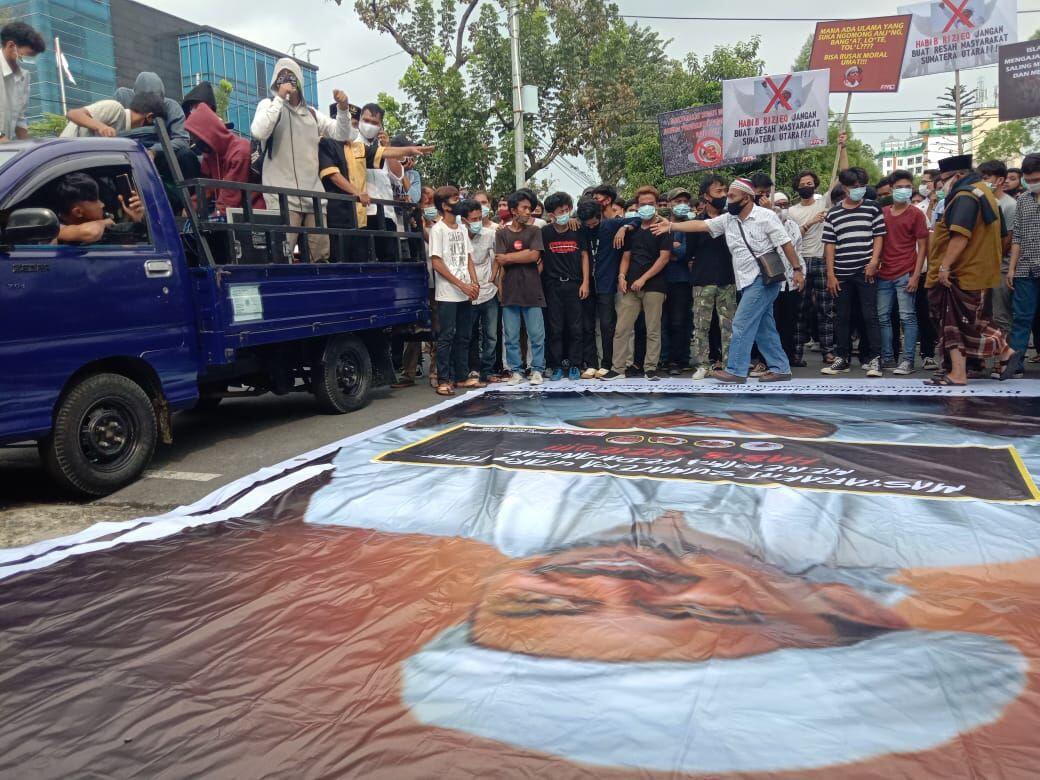 Massa Demo Tolak HRS Datang ke Medan, Foto Habib Rizieq Diinjak