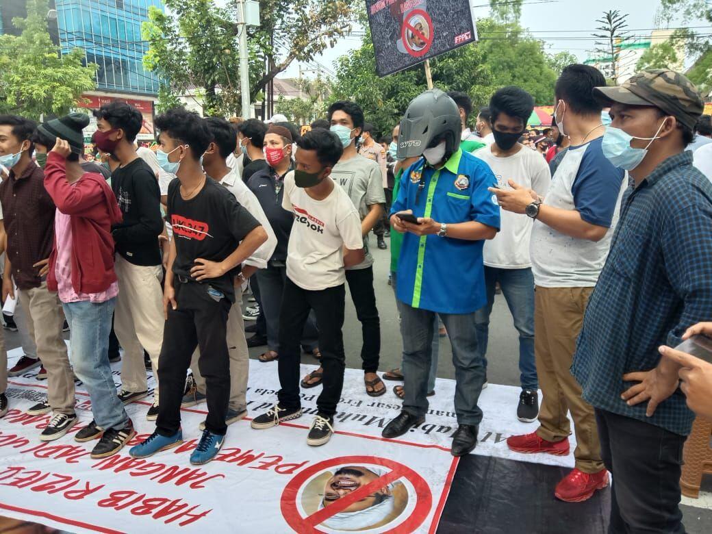 Massa Demo Tolak HRS Datang ke Medan, Foto Habib Rizieq Diinjak