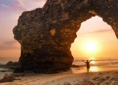 Berita Duka Dunia Pariwisata, Pantai Mbawana NTT Harus Kehilangan ikon Utamanya