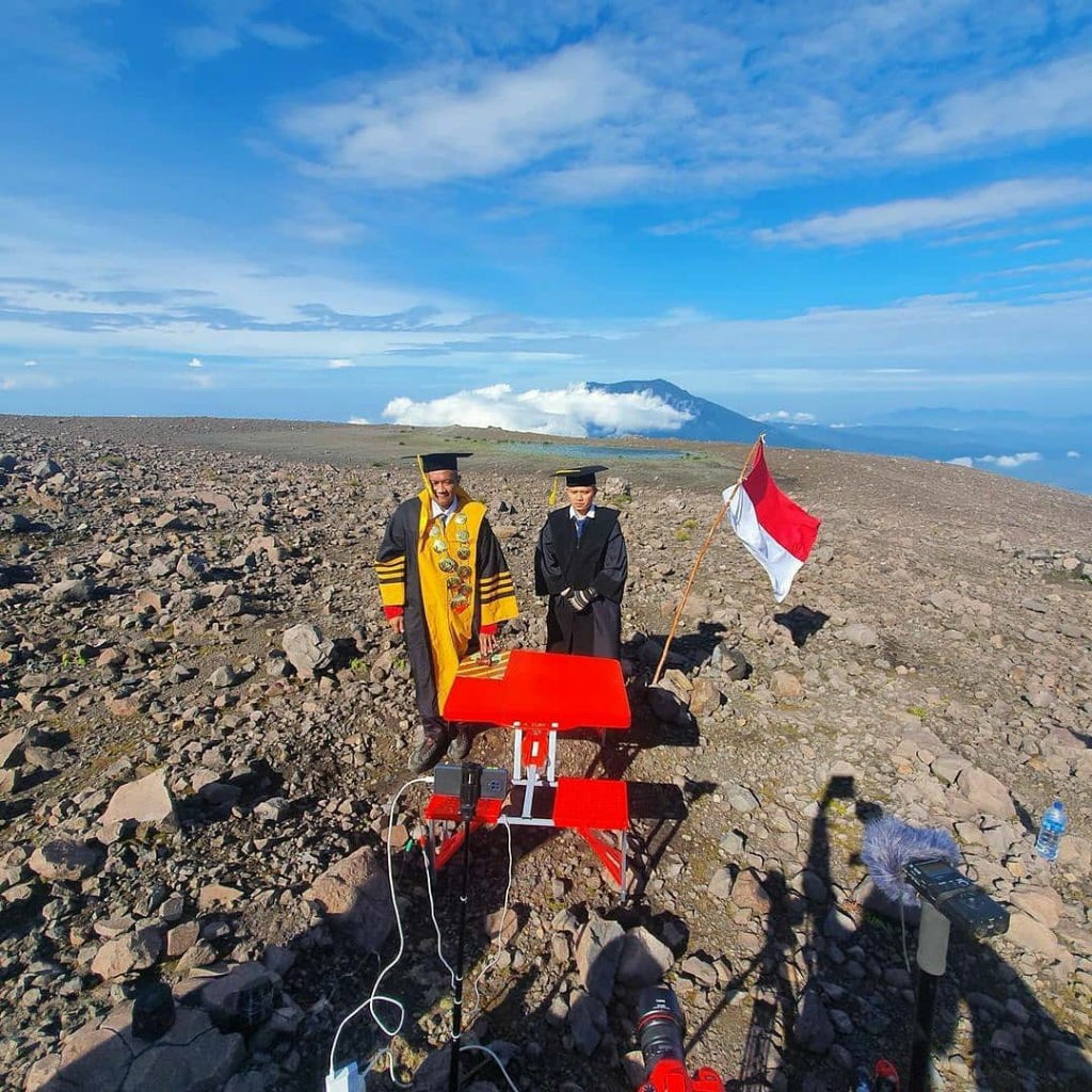 Terniat, STIKBA Jambi Lakukan Wisuda di Puncak Gunung! Netizen: Rektornya Gokil