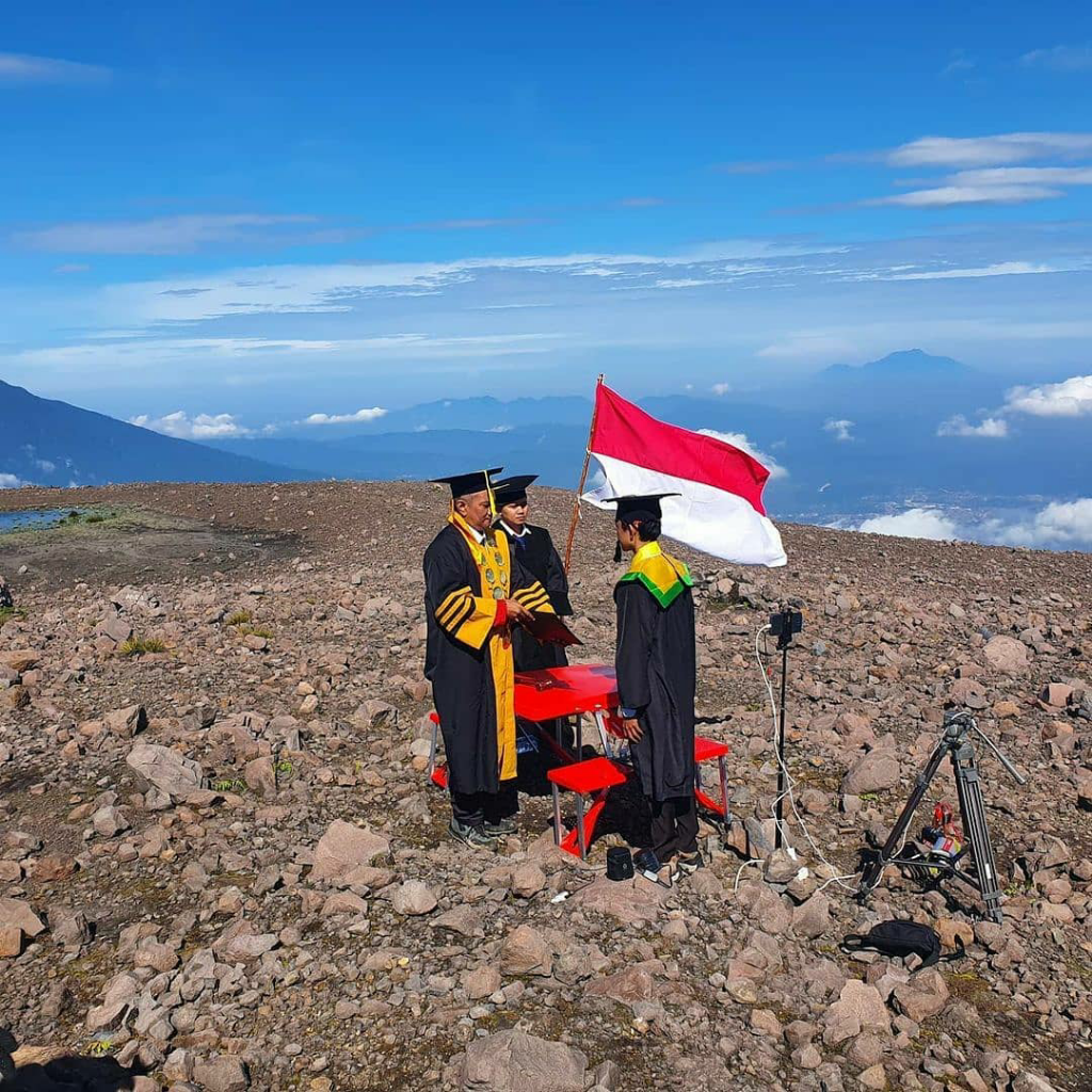 Terniat, STIKBA Jambi Lakukan Wisuda di Puncak Gunung! Netizen: Rektornya Gokil