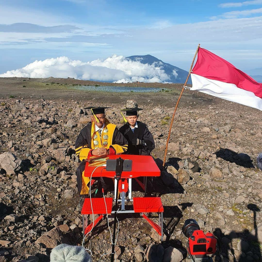 Terniat, STIKBA Jambi Lakukan Wisuda di Puncak Gunung! Netizen: Rektornya Gokil