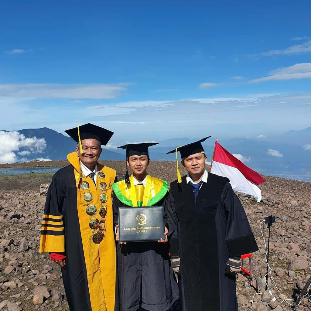 Terniat, STIKBA Jambi Lakukan Wisuda di Puncak Gunung! Netizen: Rektornya Gokil