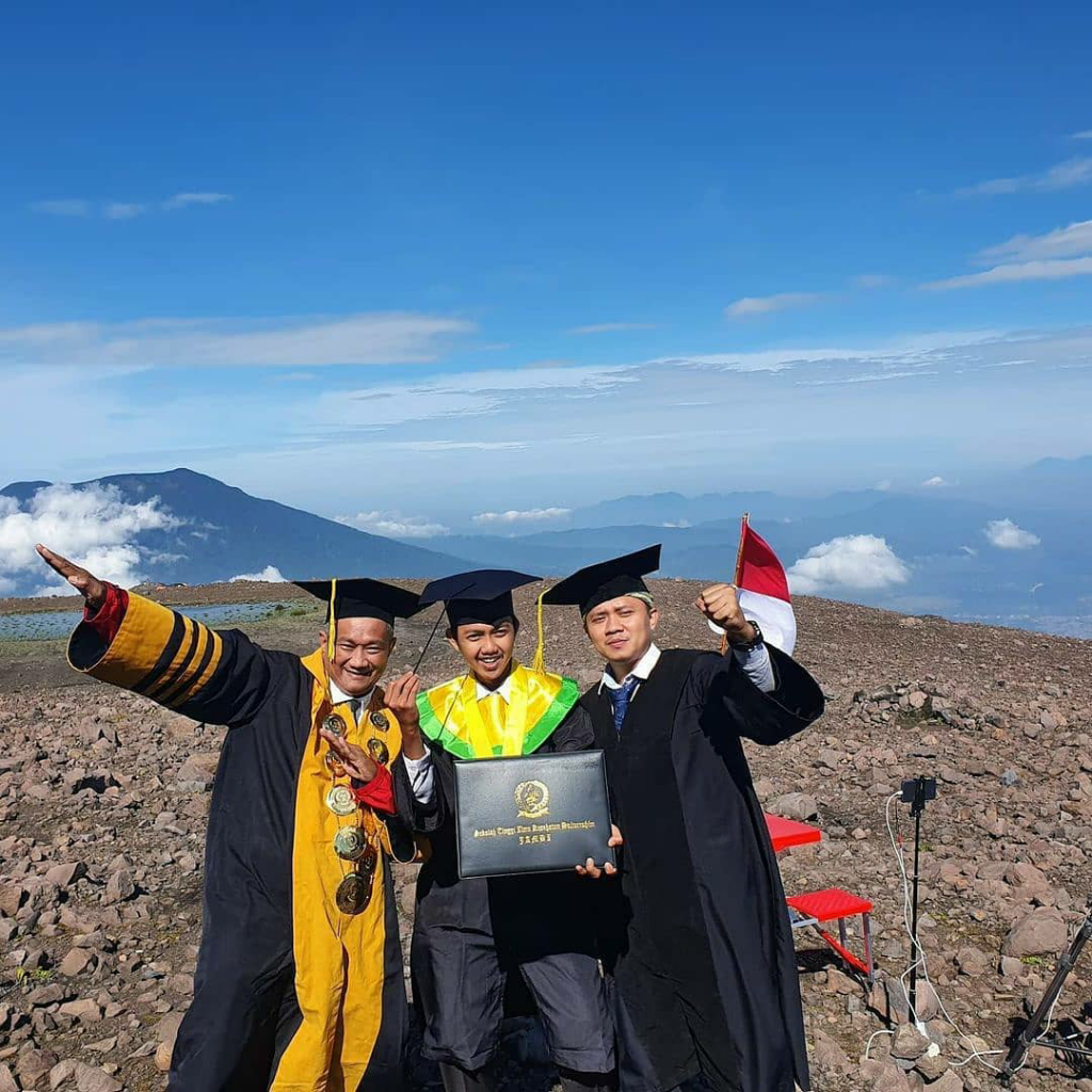 Terniat, STIKBA Jambi Lakukan Wisuda di Puncak Gunung! Netizen: Rektornya Gokil