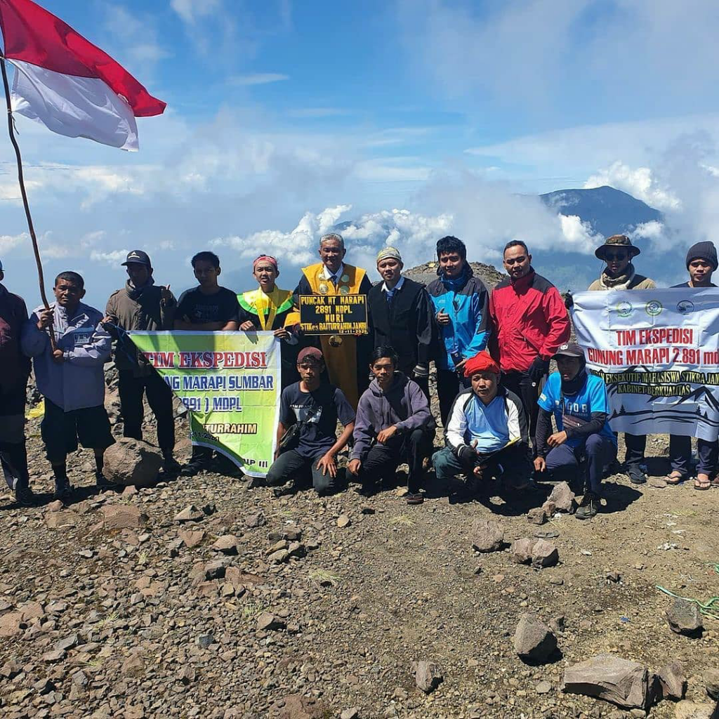 Terniat, STIKBA Jambi Lakukan Wisuda di Puncak Gunung! Netizen: Rektornya Gokil