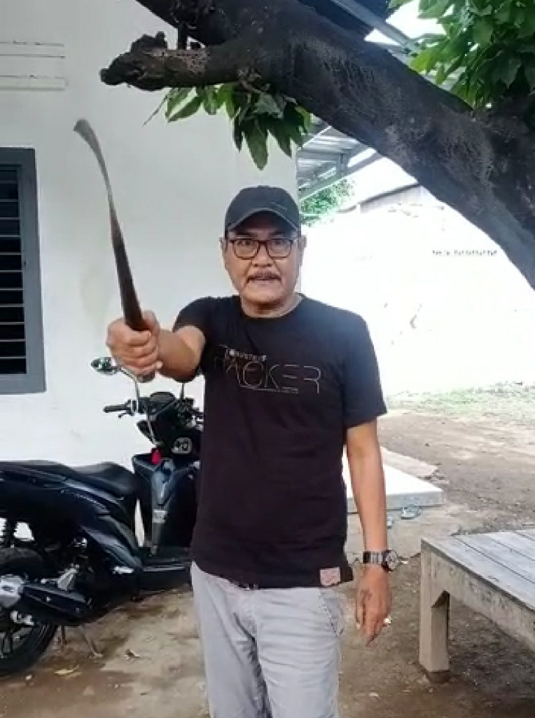 Pendukung 01 Tertantang Dengan Celurit Rasit Pendukung 02 Dalam Pilkada Situbondo
