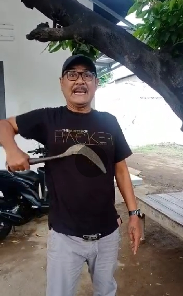 Pendukung 01 Tertantang Dengan Celurit Rasit Pendukung 02 Dalam Pilkada Situbondo