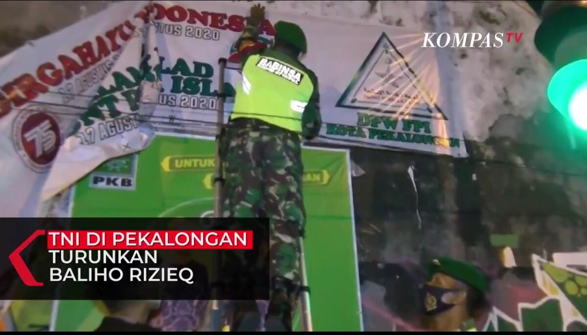 Petugas Satpol PP, TNI dan Polri Lakukan Operasi Penertiban Baliho di Pekalongan